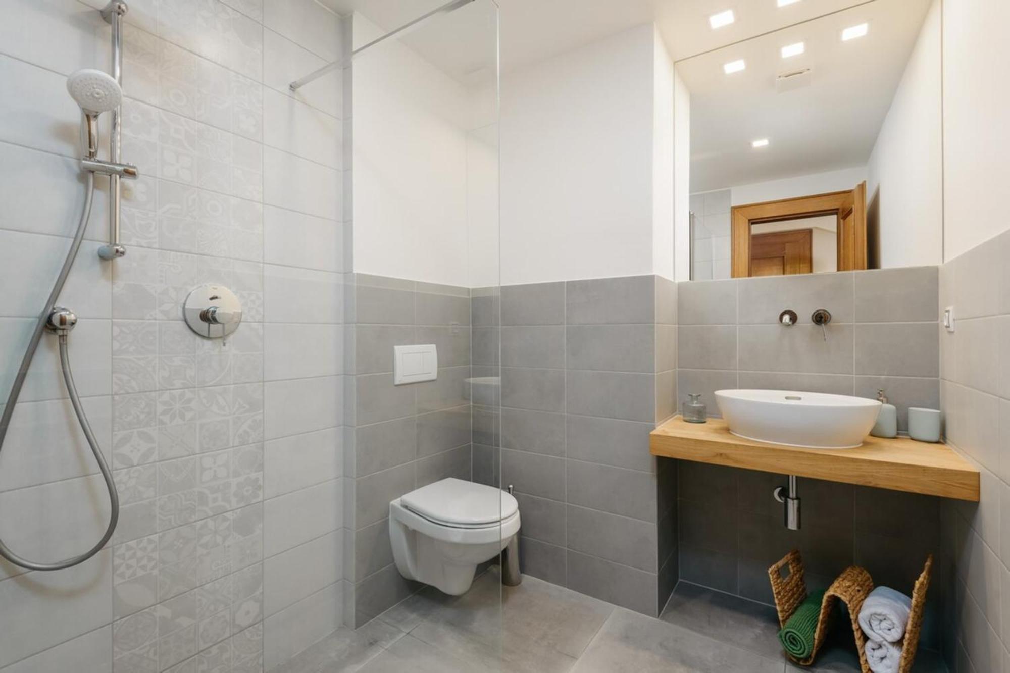 Lejlighed Eli Spacious With Old Town View, Parking & Ac