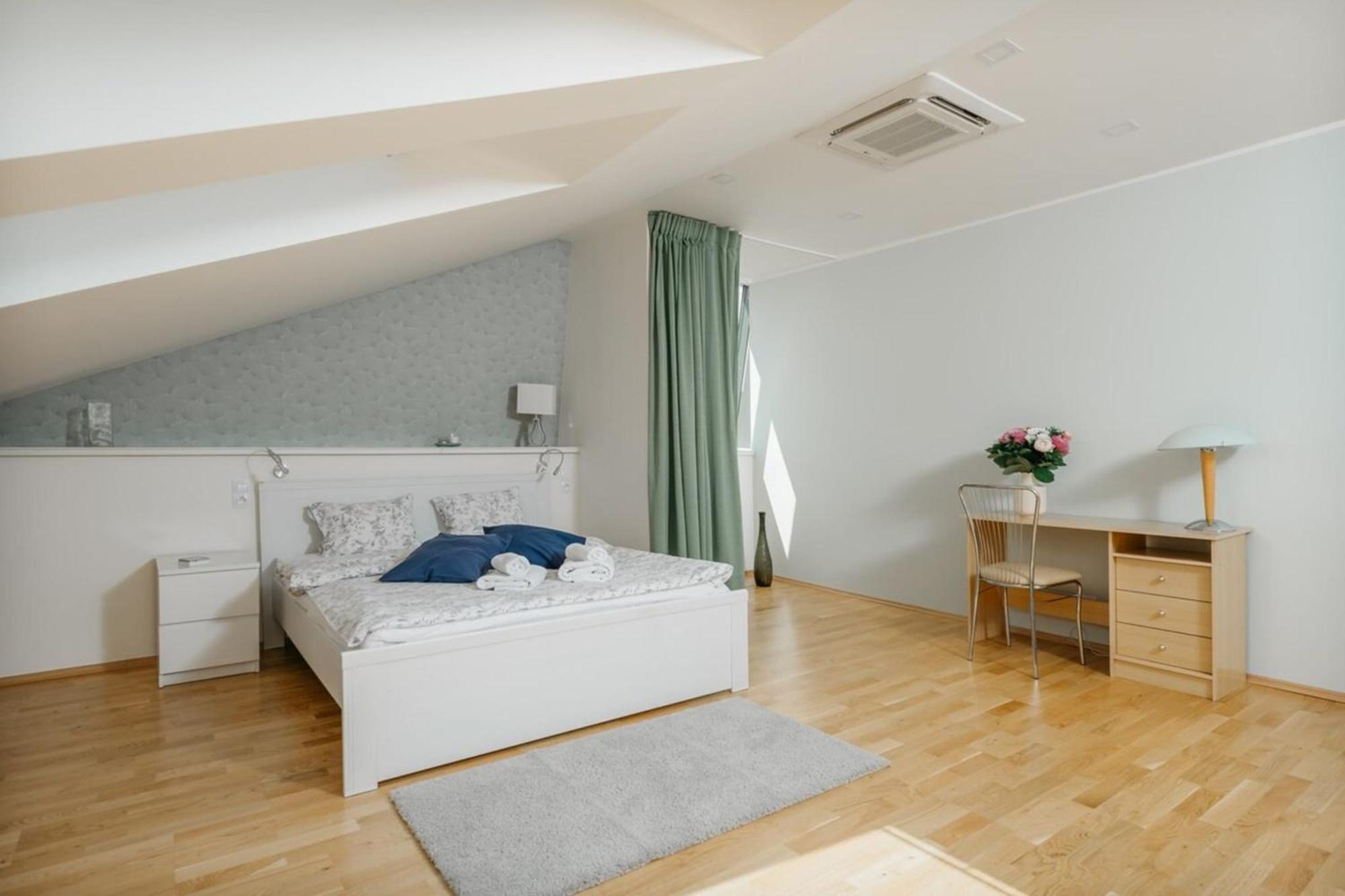 Eli Spacious With Old Town View, Parking & Ac Lejlighed