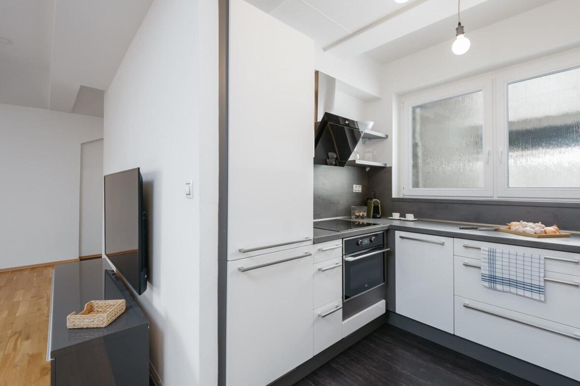 Eli Spacious With Old Town View, Parking & Ac Lägenhet